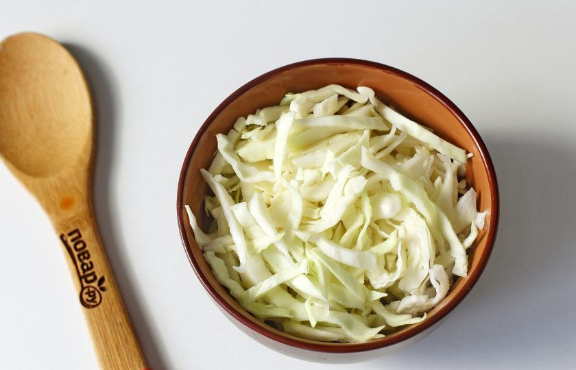 1. Этап. Борщ с аджикой: В кипящую воду добавьте тонко нашинкованную капусту.