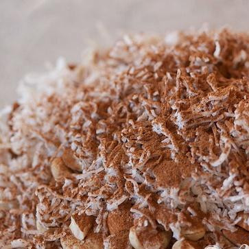 1. Этап. Кокосовая гранола: 1. Разогреть духовку до 160 градусов. Крупно нарезать кешью и миндаль. В большой миске смешать овсяные хлопья, орехи кешью, миндаль, кокосовую стружку, соль и корицу, отложить в сторону.