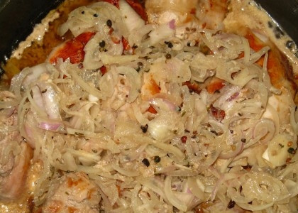 1. Этап. Кролик в пиве: Теперь заливаем кролика оставшимся маринадом.