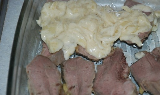 1. Этап. Язык в сырном соусе: Языки порезать на куски толщиной примерно 1 см. Выложить в форму, смазанную сливочным маслом. На язычок выложить сырную заливку.