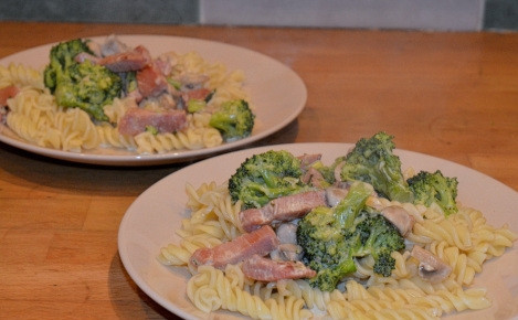 1. Этап. Фузилли с ветчиной и брокколи: Подавайте фузилли, щедро сдобренные полученной вкусной смесью. Приятного аппетита!