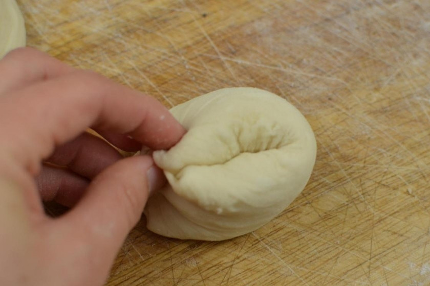 1. Этап. Булочки московские: Каждый кусочек складываем пополам как на фото.