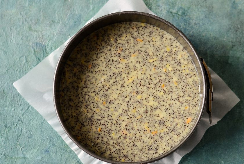 1. Этап. Постный пирог с маком и апельсином: Затем вылейте тесто в форму для выпечки. Выпекайте 40-50 минут в заранее разогретой духовке до 175 градусов.