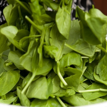 1. Этап. Салат со шпинатом и беконом: 2. Пока бекон жариться, выложите шпинат в большую миску. Если он не был промыт, промойте и просушите бумажным полотенцем.