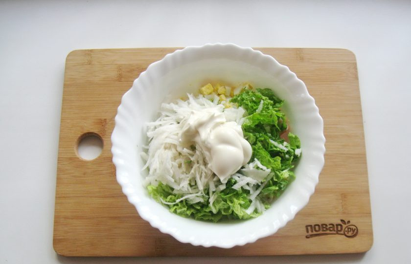 1. Этап. Салат с дайконом и крабовыми палочками: Заправьте салат майонезом и посолите по вкусу.