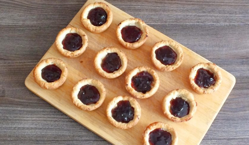 1. Этап. Корзиночки с зефирным кремом: В подготовленные корзиночки разложите джем.