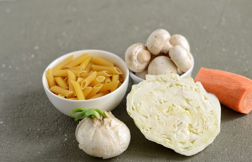 1. Этап. Макароны с капустой: Подготовьте все ингредиенты.