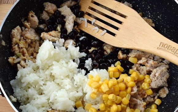 1. Этап. Перцы Тако: Добавьте кукурузу, рис, фасоль и перемешайте.