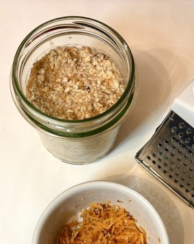 1. Этап. Ночная овсянка с морковью: Утром натереть отложенную морковь на средней тёрке, смешать с отложенным миндалём. Я ещё капнула льняное масло, что не обязательно.