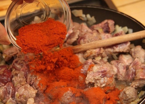 1. Этап. Говядина с овощами: Солим, перчим и добавляем молотую паприку.