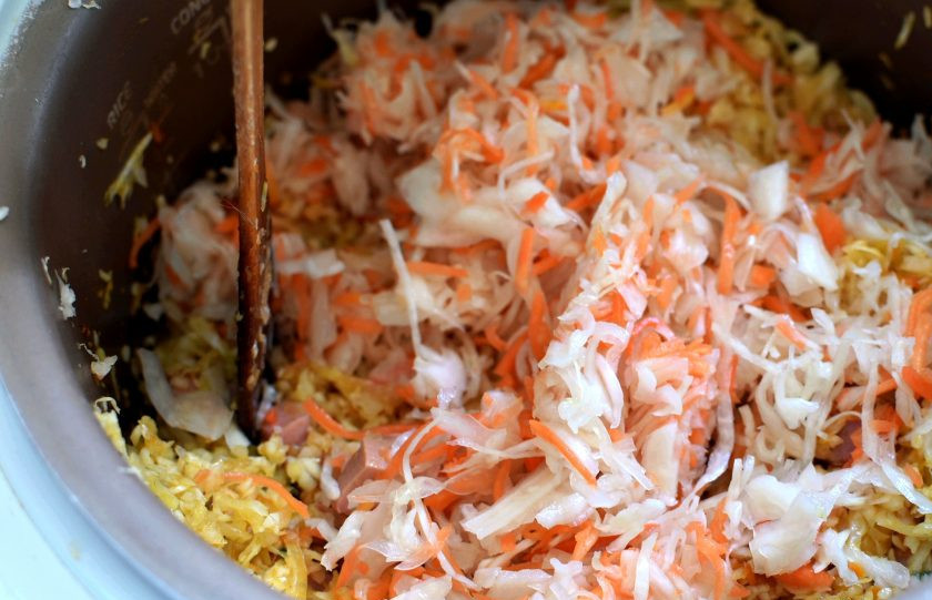 1. Этап. Солянка из свежей и квашеной капусты: Кислую капусту подготовьте. Мягкую достаточно отжать от излишков рассола, хрустящую прогрейте в микроволновке или на плите до смягчения. Выложите в чашу мультиварки и включите режим 