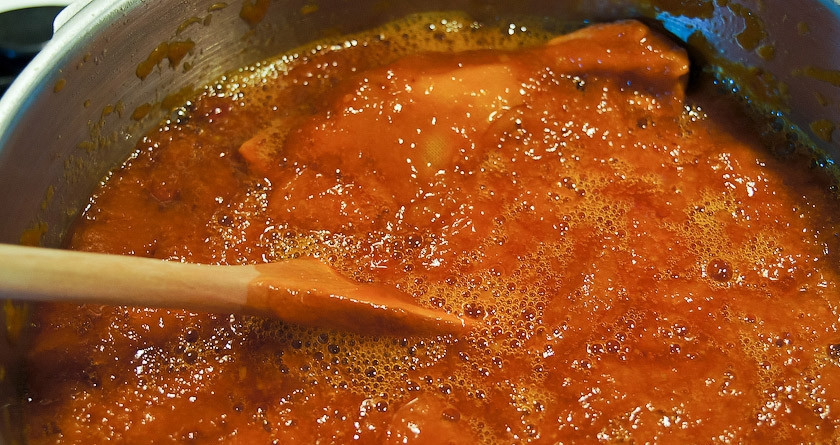 1. Этап. Джем из кактуса: В кипящий джем добавить миндаль и специи. Варить 20 минут.