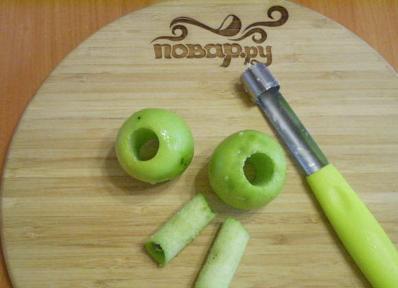 1. Этап. Фрукты в кляре: Яблоки вымойте тщательно. Удалите сердцевины.