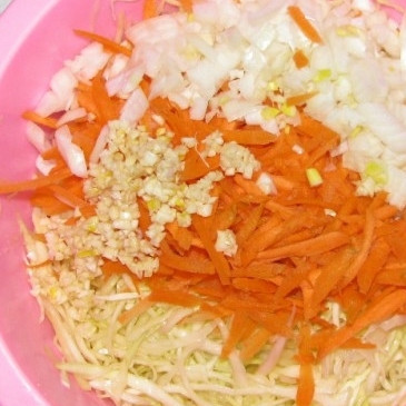 1. Этап. Капуста с морковью: Отправляем лук, морковь и чеснок в компанию к капусте.