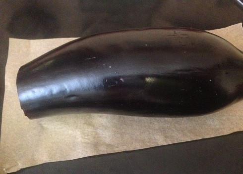 1. Этап. Турецкая закуска из баклажанов: 1. Отрезаем у баклажана хвостик, делаем штук 5-7 проколов и отправляем в разогретую до 200 градусов духовку минут на 40.