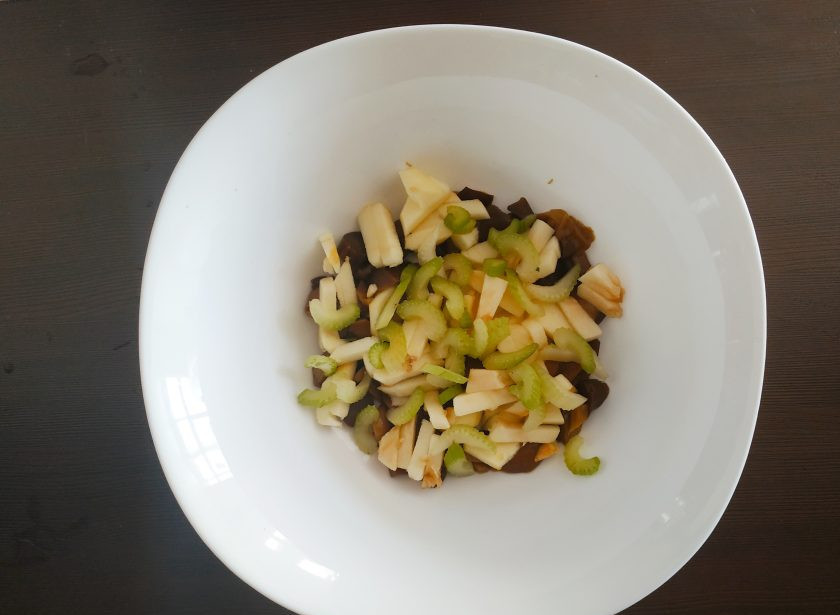 1. Этап. Салат с грибами и яблоками: Сельдерей нашинкуйте небольшими кусочками. Добавьте к остальным ингредиентам.