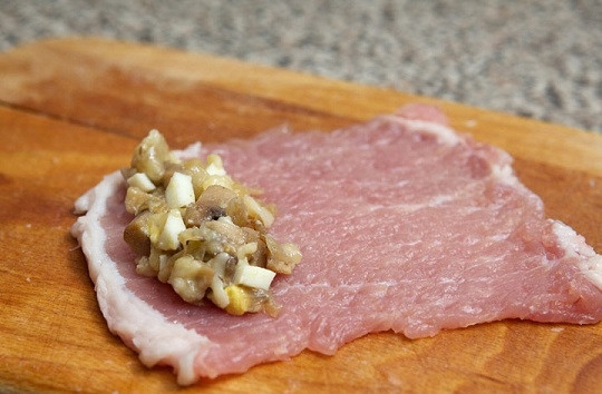 1. Этап. Рулетики мясные с разной начинкой: 9. Все, можно начинать собирать наши рулетики. Выложите кусочек свинины, на край поместите небольшое количество начинки.