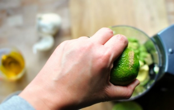 1. Этап. Заправка для салатов из авокадо: 4. Немного сока лайма или лимона.