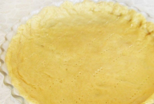 1. Этап. Сладкое песочное тесто: Готовое тесто распределите по форме для выпечки и уберите в морозильник на 20 минут. Сделайте проколы вилкой.