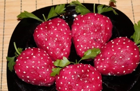 1. Этап. Закуска Клубничка: 5. С помощью кисточки смажьте 