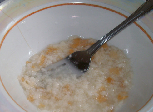 1. Этап. Рыбные тефтели для ребенка: Хлеб заранее замочите в холодной воде или молоке.