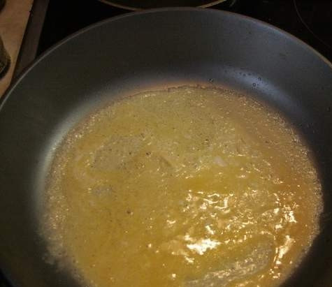 1. Этап. Омлет по-кузбасски: Из получившейся массы выпекаем тонкие блинчики-омлеты. У меня получилось 12 штук. сковородку перед выпеканием каждого омлета необходимо слегка смазывать растительным маслом.