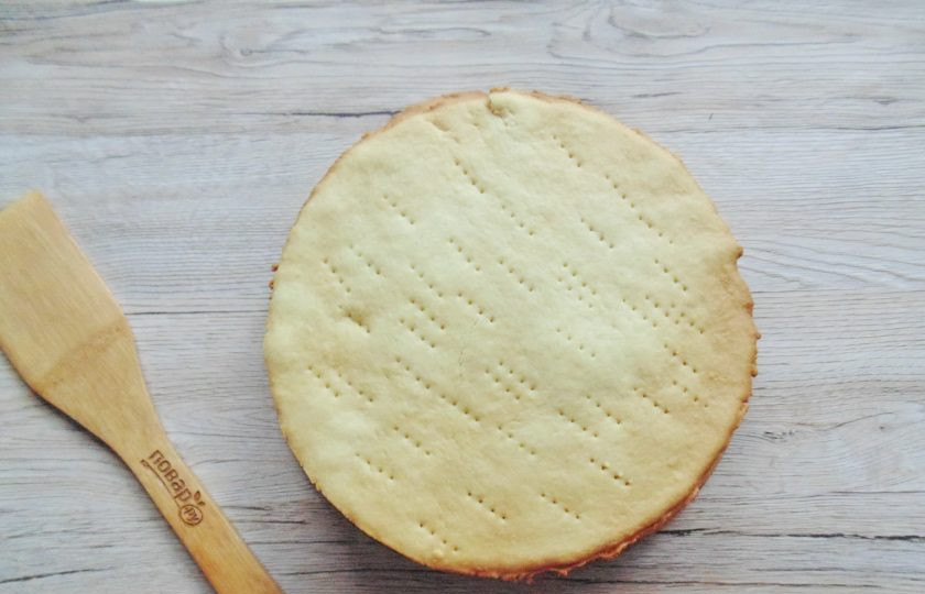 1. Этап. Медовик с вишней и сметанным кремом: Выпекайте коржи в духовке, разогретой до 175-180 градусов. Каждый корж печется 5-6 минут. Но время зависит от вашей духовки.