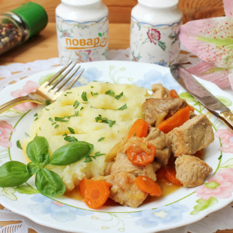 Гуляш с картофельным пюре
