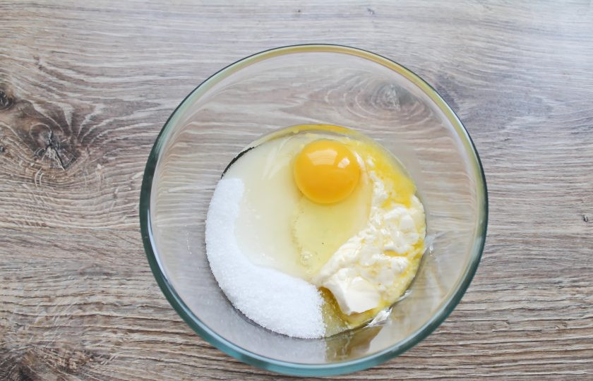 1. Этап. Цветаевский пирог с джемом: Разбейте в миску с маслом и сахаром одно яйцо.