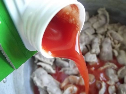 1. Этап. Гуляш из желудков куриных: Заливаем желудочки томатным соком или разведенной томатной пастой.