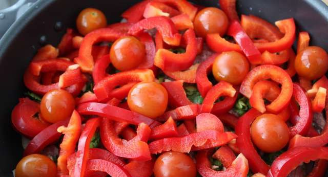 1. Этап. Отбивная по-криольски: 6. Поверх мяса выкладываем помидорки черри и нарезанные перец. Заливаем бульоном, доводим до кипения, а потом тушим на маленьком огне час-полтора до готовности мяса. Удачи!