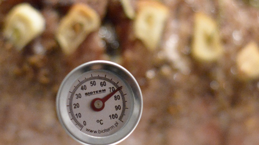 1. Этап. Буженина домашняя: 3. Духовку разогреваем до 220 градусов. В разогретую духовку отправляем мясо и сразу же понижаем температуру до 160 градусов. Если у вас есть термометр, то заканчиваем печь мясо, когда он покажет 70-75 градусов. Если термометра нет, то мясо выпекаем из расчета - 30 минут на 450 г мяса плюс 25 минут. Т.е. килограмм выпекаем полтора часа.