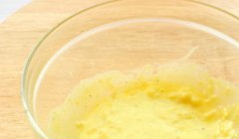 1. Этап. Гренки с чесноком и яйцом: Посолите, поперчите и влейте сок половины лимона, взбейте вилкой до однородного состояния и соус готов. Подавайте его с ржаными гренками.