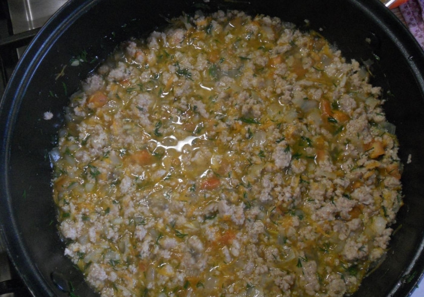 1. Этап. Макароны большие Ракушки с фаршем: 5. Добавляю помидор в сковороду, зелень мелко нарезаю и также добавляю к фаршу, солю и кладу по вкусу специи, готовлю на среднем огне до полного испарения жидкости.