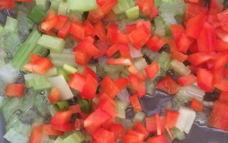 1. Этап. Слоеные пирожки с фаршем и овощами: Пару минут обжариваем на растительном масле сельдерей, порезанный небольшими кусочками. Добавляем мелко нарезанный болгарский перец и тоже жарим, помешивая, 1-2 минуты.