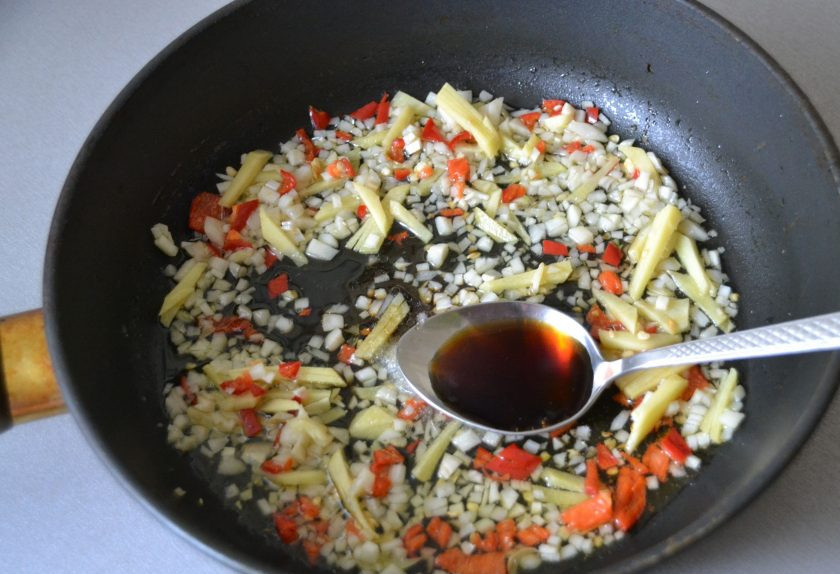 1. Этап. Кальмары в чесночном соусе: Добавьте в сковороду соевый соус.