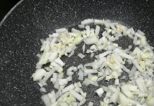 1. Этап. Пикадильо: Масло разогреть в сковороде, обжарить лук и чеснок, часто помешивая, пока лук не станет мягким. Я использовала кокосовое масло.