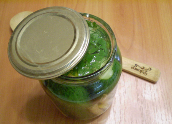 1. Этап. Огурчики с хреном: Залейте кипятком, простерилизуйте банки по 5 минут. Влейте уксус и закатайте. Банки переверните вверх дном и оставьте остывать на ночь. Утром можно убрать в прохладное место для хранения.