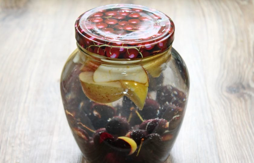 1. Этап. Компот из яблок и терна на зиму: Залейте кипятком и оставьте на 15 минут, прикрыв крышкой.