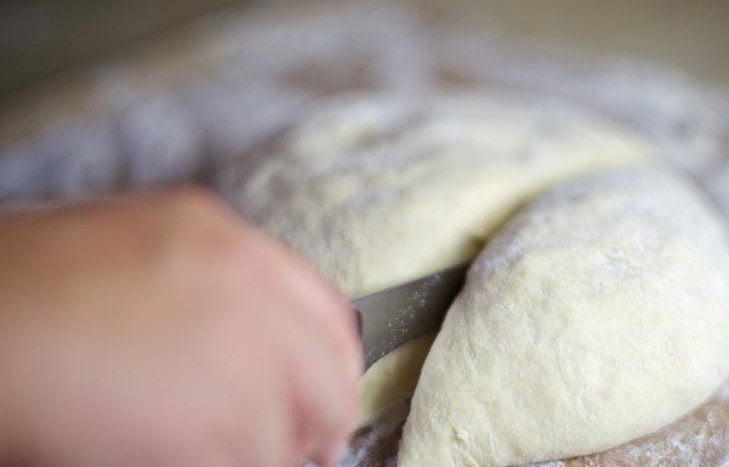 1. Этап. Пирожки, жареные на сковороде: 7. Острым ножом необходимо нарезать тесто на небольшие кусочки одинакового размера.