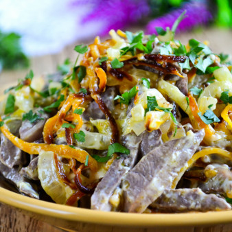 Салат из сердца с морковью и луком