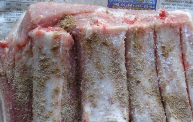 1. Этап. Ребрышки копченые: Ребрышки промойте, просушите бумажными салфетками. Натрите мясо крупной солью, перцем, приправой к мясу. Чеснок очистите, порубите и распределите равномерно по ребрышкам, добавьте лавровый лист.