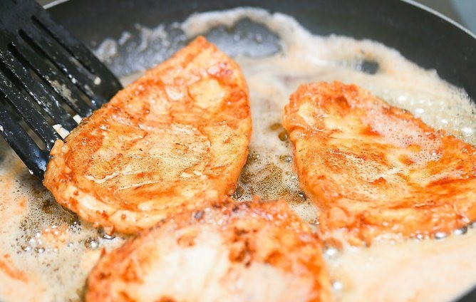 1. Этап. Сибас жареный: Переверните рыбку и обжарьте с другой стороны до золотистого цвета 4-5 минут. Рыба готова! Если у вас кусочки рыбы потолще, жарьте больше времени.