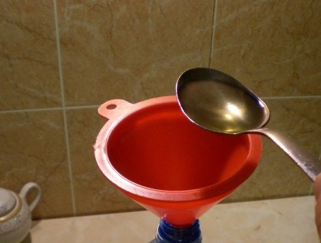 1. Этап. Блины в бутылке на кефире: 4. Влейте кефир и растительное масло. Плотно закройте бутылку крышкой, взболтайте. Тесто на блины в бутылке на кефире в домашних условиях готово.