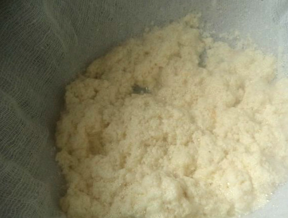 1. Этап. Домашний сыр из кефира и молока: Итак, молоко с кефиром у нас превратилась в комочки и зеленоватую жидкость. Берем марлю, складываем в несколько слоев. Закрепляем на дуршлаге. Процеживаем содержимое кастрюли через марлю.