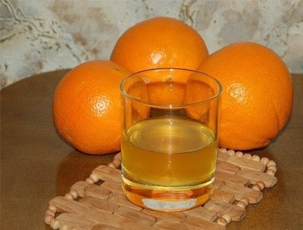 1. Этап. Сироп из апельсинов: 6. Взвесь соберется сверху у поверхности, поэтому максимально просто удалите ее, перелив сироп в емкость. Через несколько часов с поверхности соберите ложкой мутную взвесь. Сироп из апельсинов готов. Теперь вы сможете использовать его при создании пуншей. Приятного аппетита.