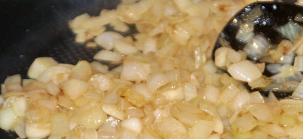 1. Этап. Паштет из печени индейки: 3. Пока печень остывает или варится, обжариваем лук на растительном масле.