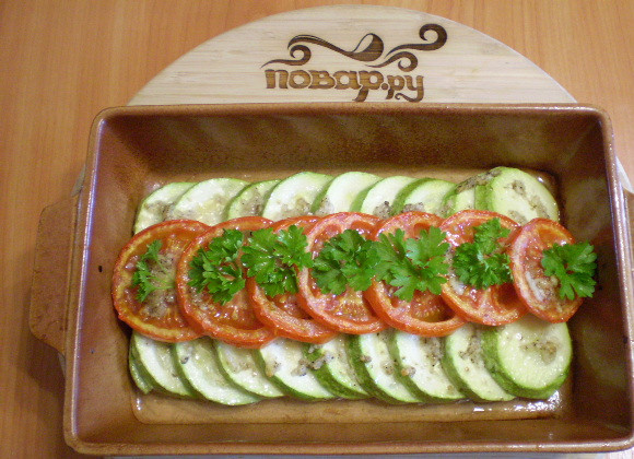 1. Этап. Запеченные кабачки с помидорами: 6. Украшаем петрушкой и подаем к столу теплыми. Приятного аппетита!
