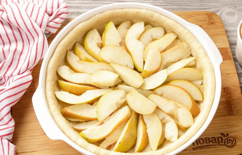 1. Этап. Цветаевский пирог с грушами: Груши разрежьте на две части, вырежьте семенной отдел и каждую половинку нарежьте тонкими ломтиками. Выложите по кругу внахлест на дне основы из теста.