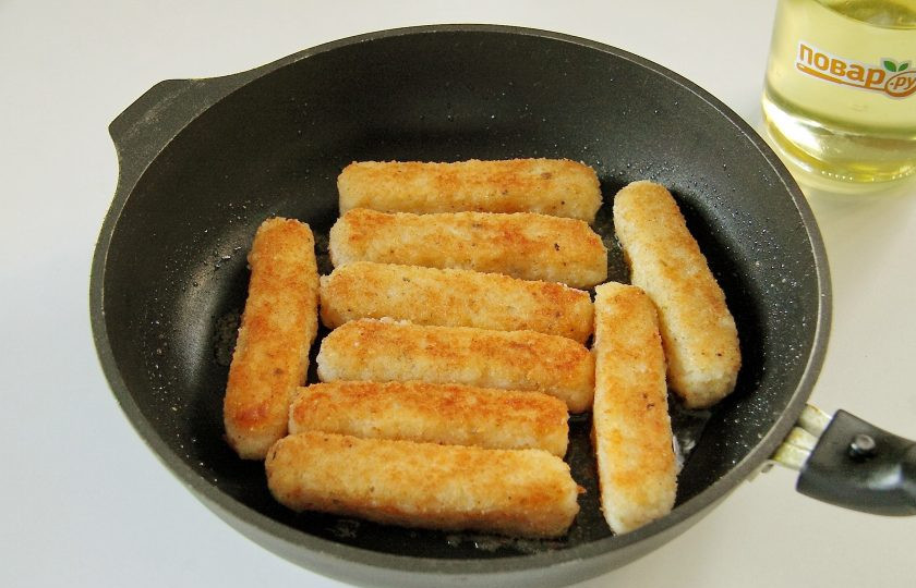 1. Этап. Рисовые палочки: Обжарьте палочки со всех сторон до золотистого цвета.